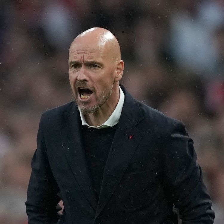 utdfocusid's tweet photo. Erik Ten Hag merasa frustrasi dengan penampilan timnya musim ini dan sesi latihan pagi ini di Carrington terasa sangat 'panas' bagi semua pemain.

Bahkan, beberapa sumber di Carrington menggambarkan bahwa suasana latihan pagi ini sangat lah mencekam, Erik ten Hag meneriaki para pemainnya atas kurangnya komitmen mereka pada pertandingan beberapa waktu lalu, terutama ketika tim tidak menguasai bola. 

Erik ten Hag juga mengkritisi betapa lemahnya pressing yang diberikan para pemainnya pada saat melawan Brighton.

via: @TheUtdLatest 

#utdfocusid
