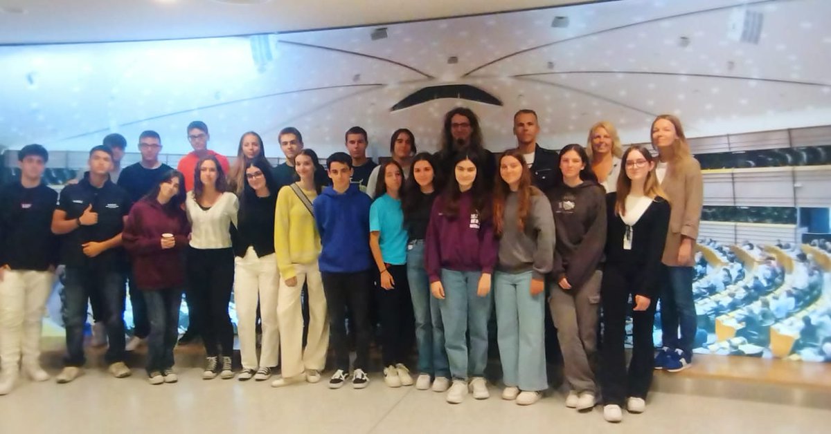 Ins_IAMF's tweet image. Els alumnes de primera llengua d'alemany, participants al projecte "Escola Ambaixadora del Parlament Europeu", ja són a Brussel·les fent la visita al Parlament, convidats per l'oficina de l'eurodiputada Diana Riba.