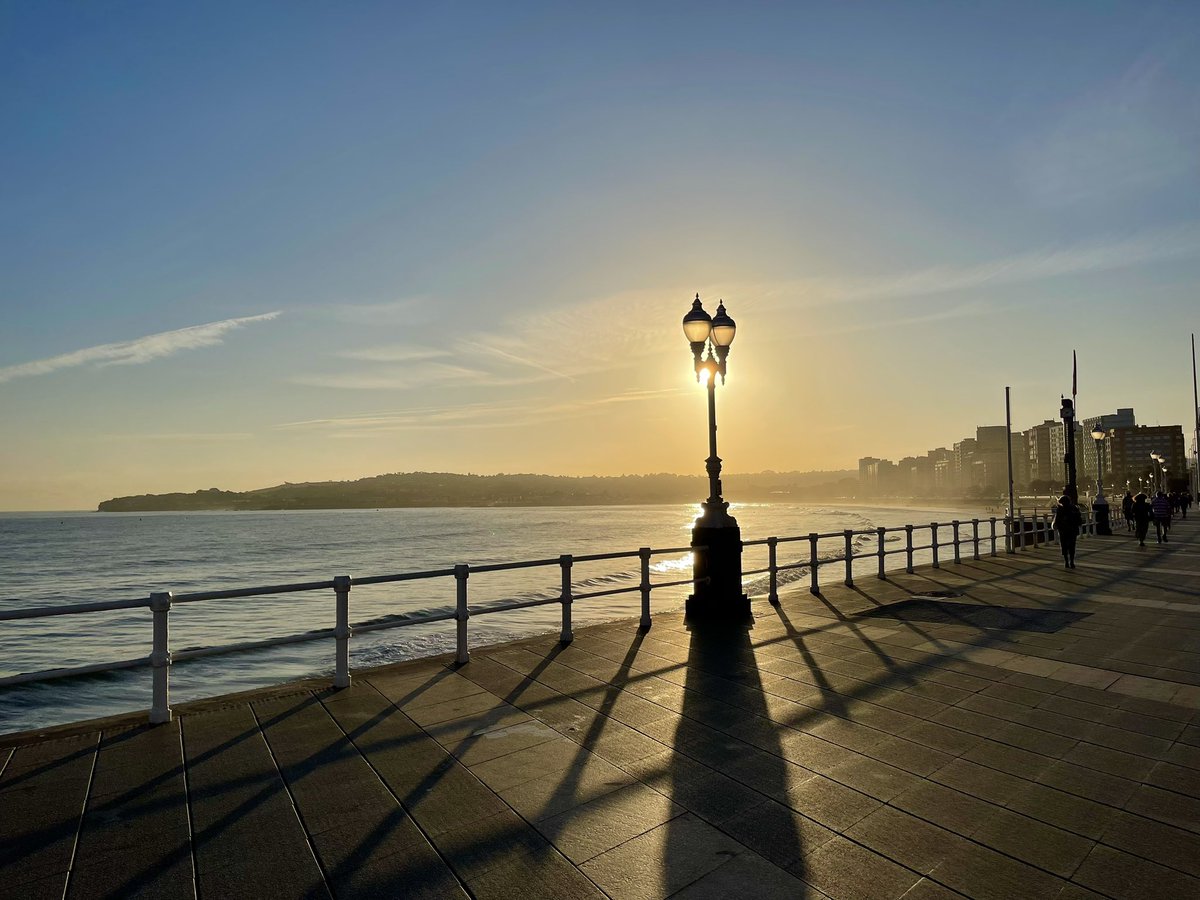 Martes… y nos fue amaneciendo 🧡 #Gijón #Xixón