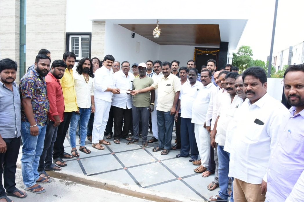 నేరడ్ మేట్ డివిజన్ పరిధిలోని సప్తగిరి కాలనికి చెందిన నరేష్ కుమార్ షాట్ సర్క్యూట్ ద్వారా ఇంట్లోని వస్తువులు కాలిపోయాయి. విషయం తెలుసుకున్న ఎమ్మెల్యే మైనం పల్లి హన్మంత రావు గారు MSSO ద్వారా  1 లక్ష రూపాయలు ఆర్థిక సహాయం  అందజేయడం జరిగింది.