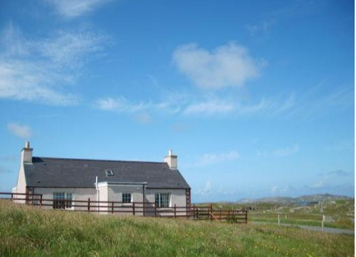 TheHolidayCots's tweet photo. Escape to the tranquillity of Harsgeir View Cottage in Great Bernera! This Hebridean gem offers breathtaking views over Harsgeir Island in West Loch Roag.

https://t.co/fLgrYYWUW7

#HarsgeirViewCottage #GreatBernera #HebrideanEscape #EcoFriendlyLiving #ExploreLewis #NatureLovers https://t.co/a4K8OcjMnQ