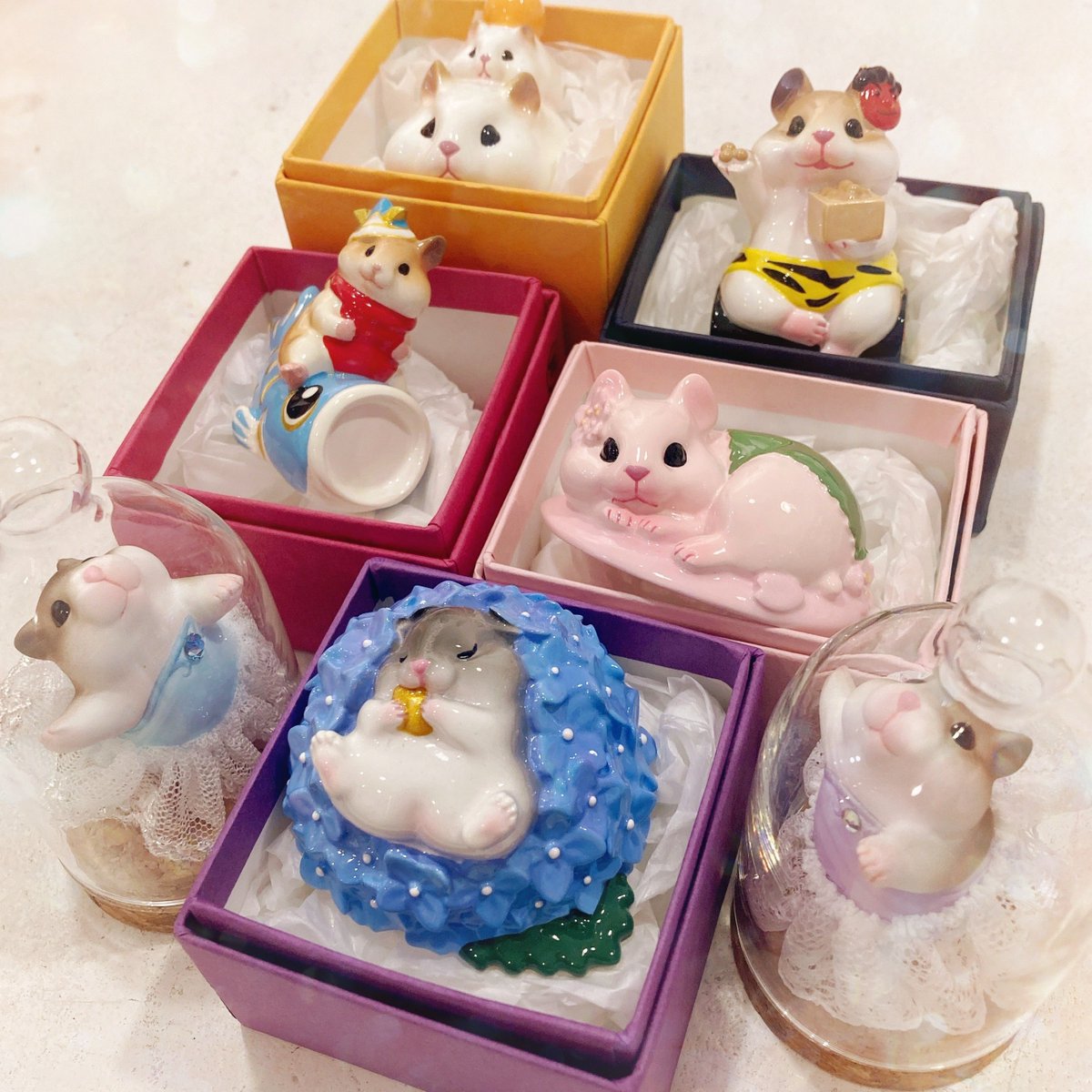 大阪・北堀江にあるギャラリーART HOUSE <a href="/ARTHOUSE_horie/">ART HOUSE</a> さんに
とっても久しぶりにハムスター作品達を納品させていただきました！
お近くにお立ち寄りの際にぜひ遊びに行ってみてください✨
他の作家さんの可愛くて楽しいアイデアの作品も盛り沢山で見応えあり！です🎉🥳