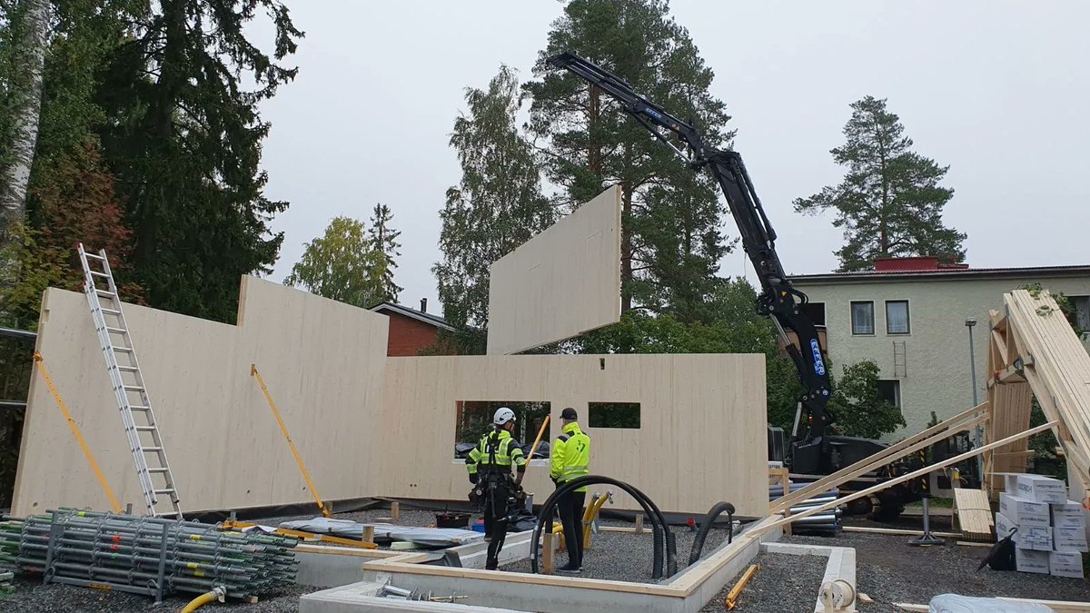 Pystytysnäytös parhaillaan käynnissä Keravalla, osoitteessa Sariolantie 12. Tervetuloa tutustumaan CLT-rakentamiseen klo 18.00 saakka. HOISKO CLT:n tehtaalta väkeä paikalla.     

#hoiskoclt #cltrakentaminen #cltomakotitalo #pystytysnäytös