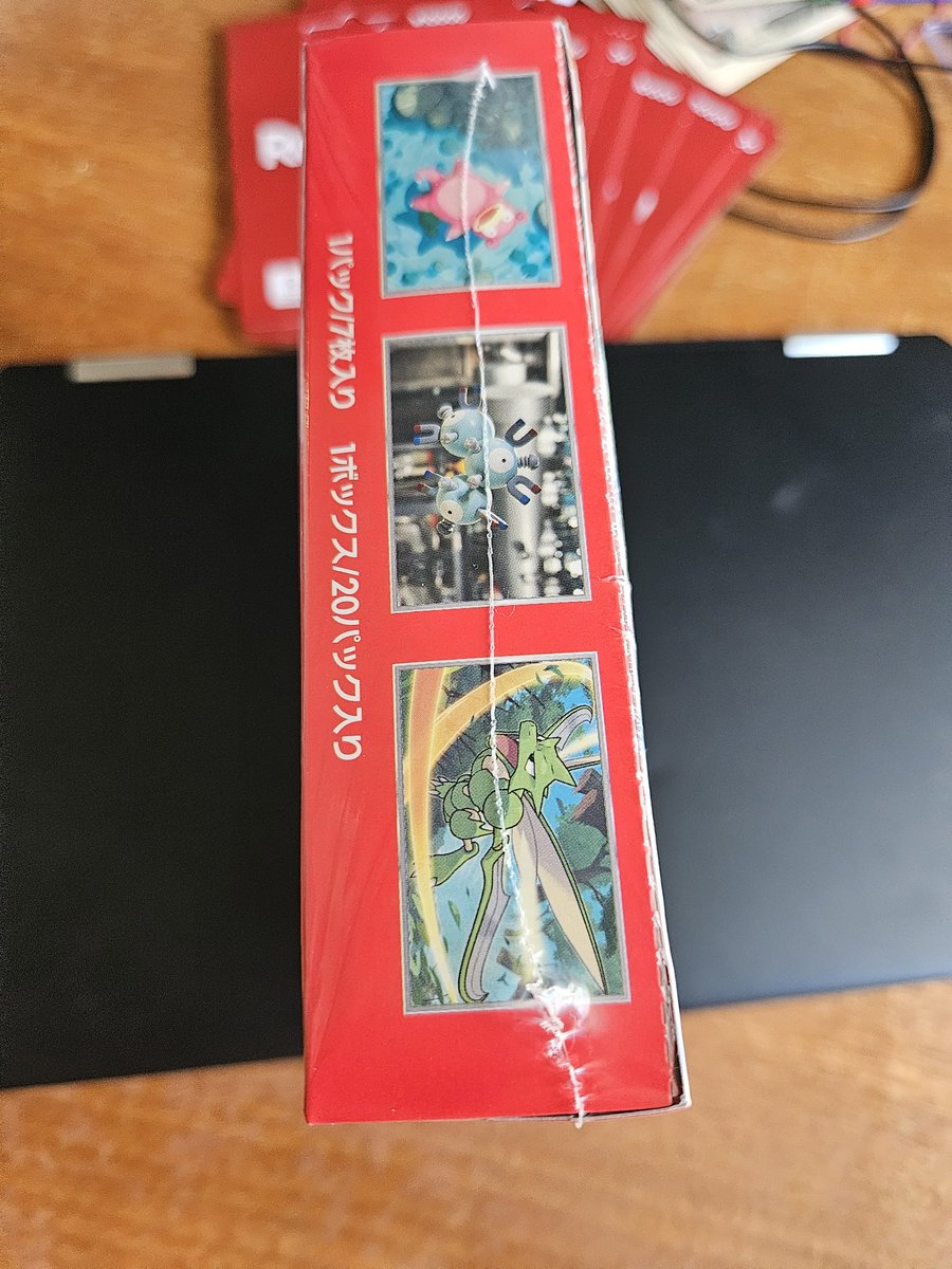 marupoji777's tweet photo. 【151再シュリンク品拡散希望】
フリマで買い漁っていたら、とうとう再シュリンクを掴んでしまいました。巧妙ですけど、ノートに書いたとおり、横面を見ればわかります。ただギザギザ具合は触ればわかりますが、写真だと間違いやすいのでおさらいです。

1枚目の写真ですが、下が再シュリ、上が本物です。縦のシュリンク目のみだと、写真だと多分私でも見抜けないですね。ただ触れば確実にわかります。noteに記載したガイストについても触ると、ザラザラします。正規品はザラザラに見えても、触ると痛くないです。

2、3枚目を見てください。横面ですが、下の偽物はザラザラしていますよね。上は本物なので、つるつるしています。☆横面でほぼ見抜けます。

再シュリンクの4枚目のような撮り方だと、ちょっと見抜けなくなりますが、触れば確実にわかるので気をつけてください。

出品者の評価は300を超えて、良い評価が多く、気づかない人が多いと思います。おそらくですが、製造番号一致のハズレSRだと思います。
空箱等を売られているとの見ると、今後もある程度は増えるかなと。
余談ですが、コンビニ再販+受注生産の今時期に大量に買ったので、安全なものが多かったですが、これから買う人は、気をつけてください。
