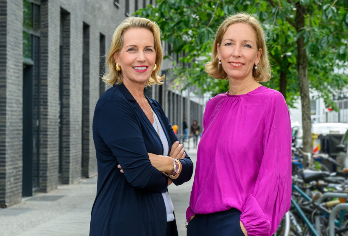 stiftungstweet's tweet photo. 🤝 Zum Amtsantritt sprachen wir mit Friederike v. Bünau &amp; unserer Vorstandsvorsitzenden Annette Heuser darüber, wie sie den Verband aufstellen wollen, warum die Beitragsreform unumgänglich war &amp; was deutsche Stiftungen von den #USA lernen können: https://t.co/GzX5AINo76 https://t.co/wluk6kXC3b