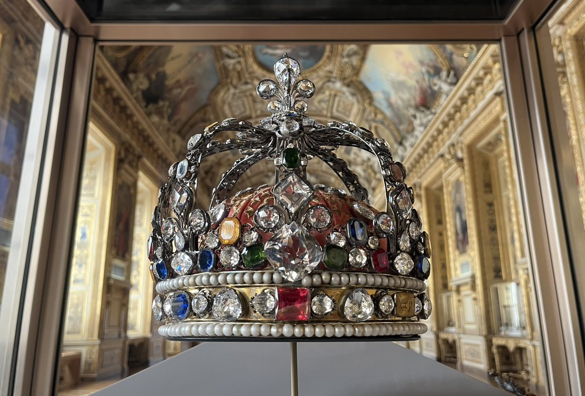 La couronne de Louis XV, à laquelle la galerie d’Apollon sert d’écrin grandiose au <a href="/MuseeLouvre/">Musée du Louvre</a>