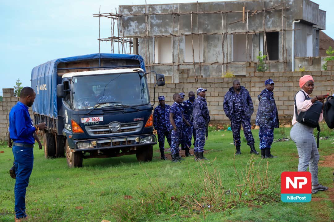 Ntalebrian22's tweet photo. Well @PoliceUg u said they won't be security that's y the conference won't go on but again you deploy security to stop the conference which was ready to continue without u. Are u protecting Ugandans or disturbing their peace? Regimes end you should server Ugandan not individuals https://t.co/pZ4tvXruX8