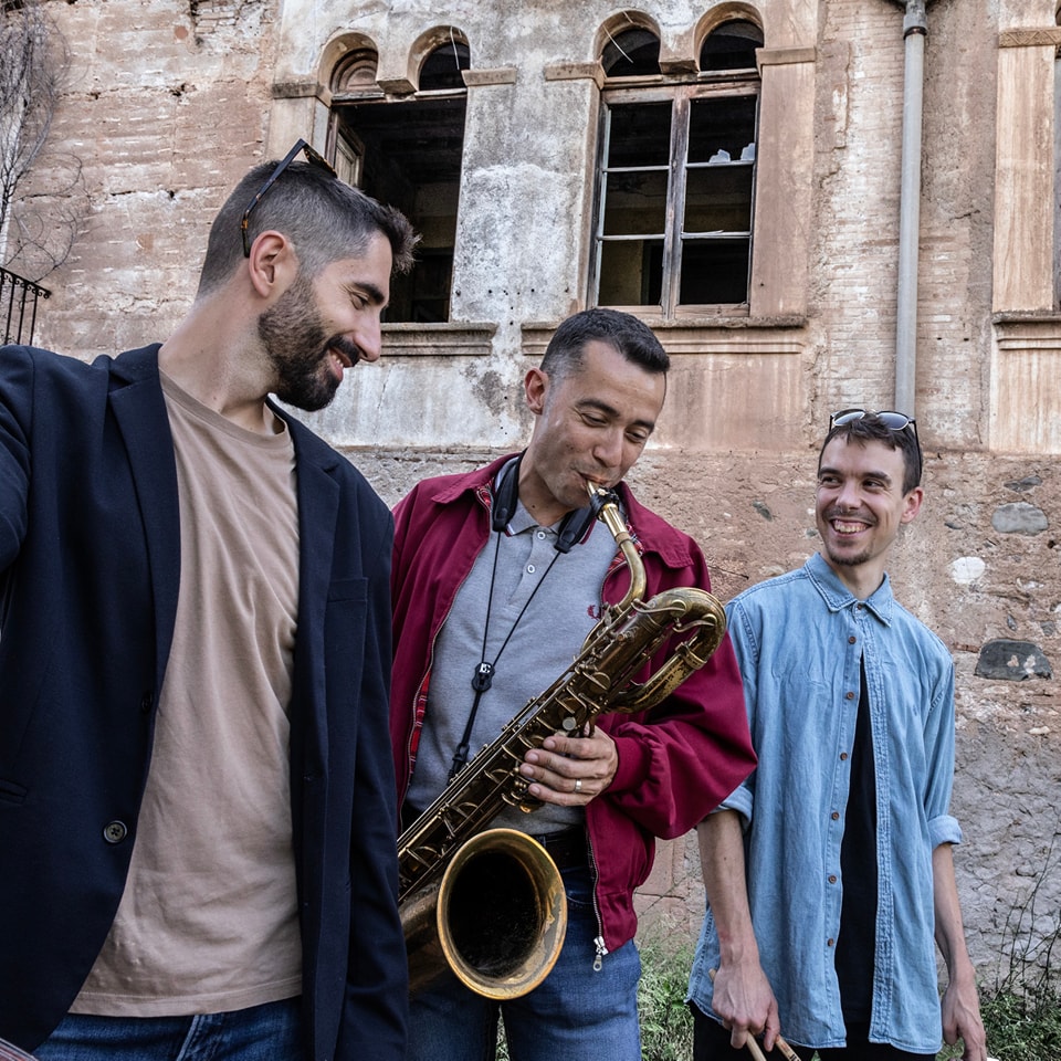 assaig_general's tweet photo. 📻 Avui dijous, a les 18h:

🔺Entrevistem el trio @TROjazz3 i @moisespsanchez (@JMBanyoles)

🔺@JuditJordana conversa amb el ballarí David Yudes (@TheRoyalBallet )

En directe!
📲https://t.co/9Jm2vFXVbw https://t.co/DPcDiMM5G5