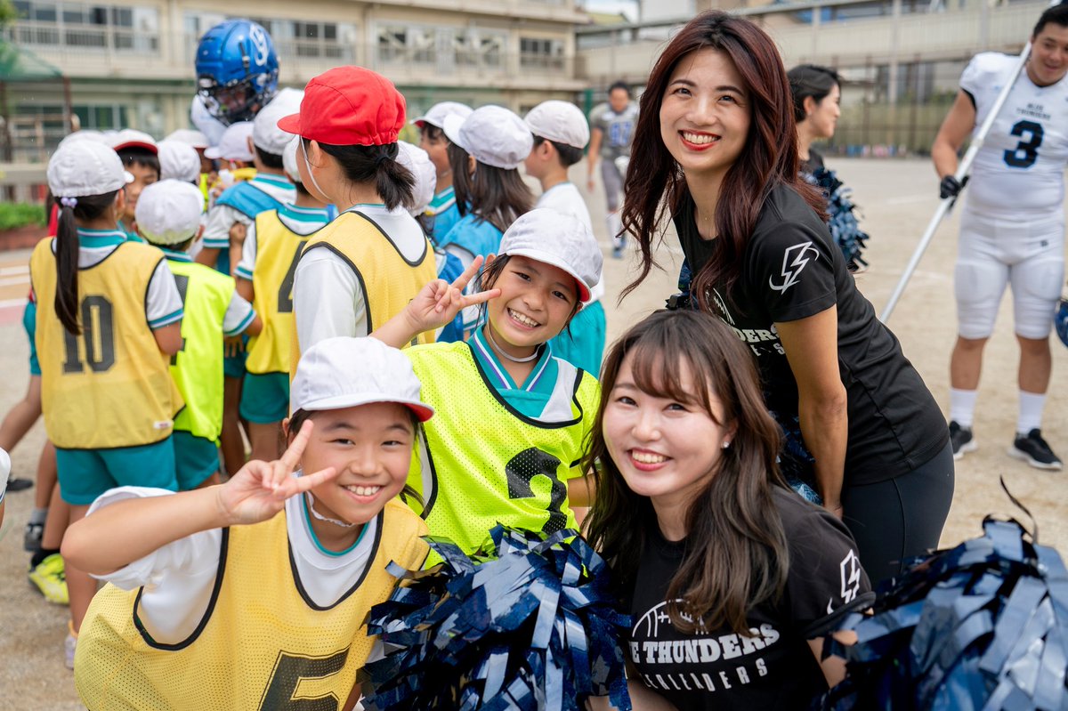 blue_thundersF's tweet photo. 授業のあとは子供たちと触れ合いの時間😊
ヘルメットを被ったりキャッチボールをしたりと楽しい時間を過ごしました☺️

給食時には選手、チアリーダーへサインのおねだり😄

子供たちにとってかけがえのない経験となりますように‼️

ブルーサンダースFAMILYとしてこれからもよろしくお願いします😄 https://t.co/XX1B3fo2B5
