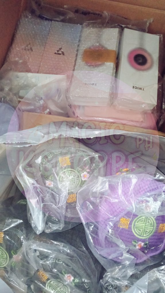 mniBangtAnn613's tweet photo. [ #MKSPHUpdate ]
[ #MKSPHArrival ]

 BATCH 27-28 finally arrived!🥰💜

Sorting &amp; Packing will start tonight until Thursday,Schedule Shipping is Friday!😊💜 https://t.co/kLjSp21SqK