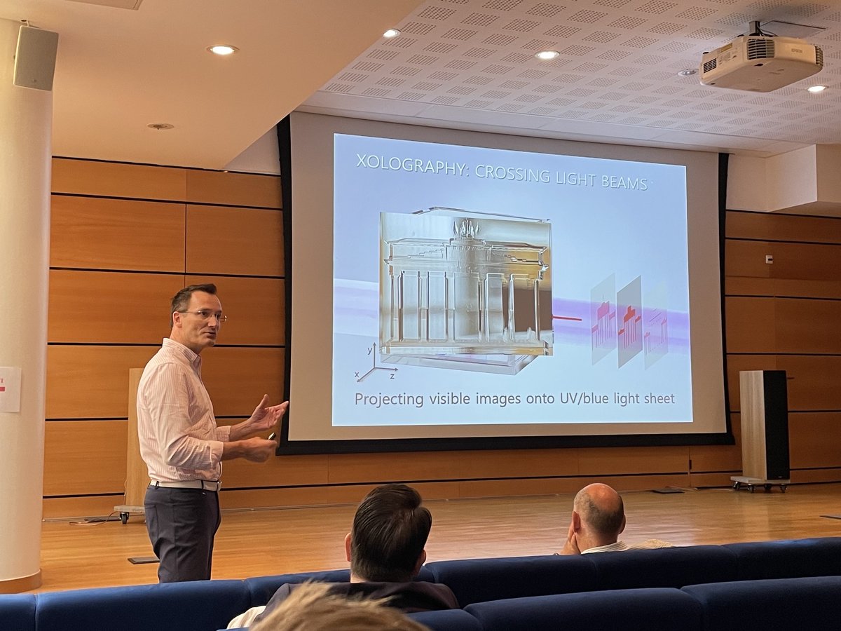 Our Symposium on “Synthetic 2D Materials – From Structures to Functions” started with @KavliPrize laureate Thomas W. Ebbesen @unistra @CNRS @CNRS_Alsace @INP_CNRS @INC_CNRS and Stefan Hecht @SHechtlab @Hechtlab_chemie @HumboldtUni @HumboldtChem @IRISAdlershof @xolo3d! ⚗️🧩🚀🤩