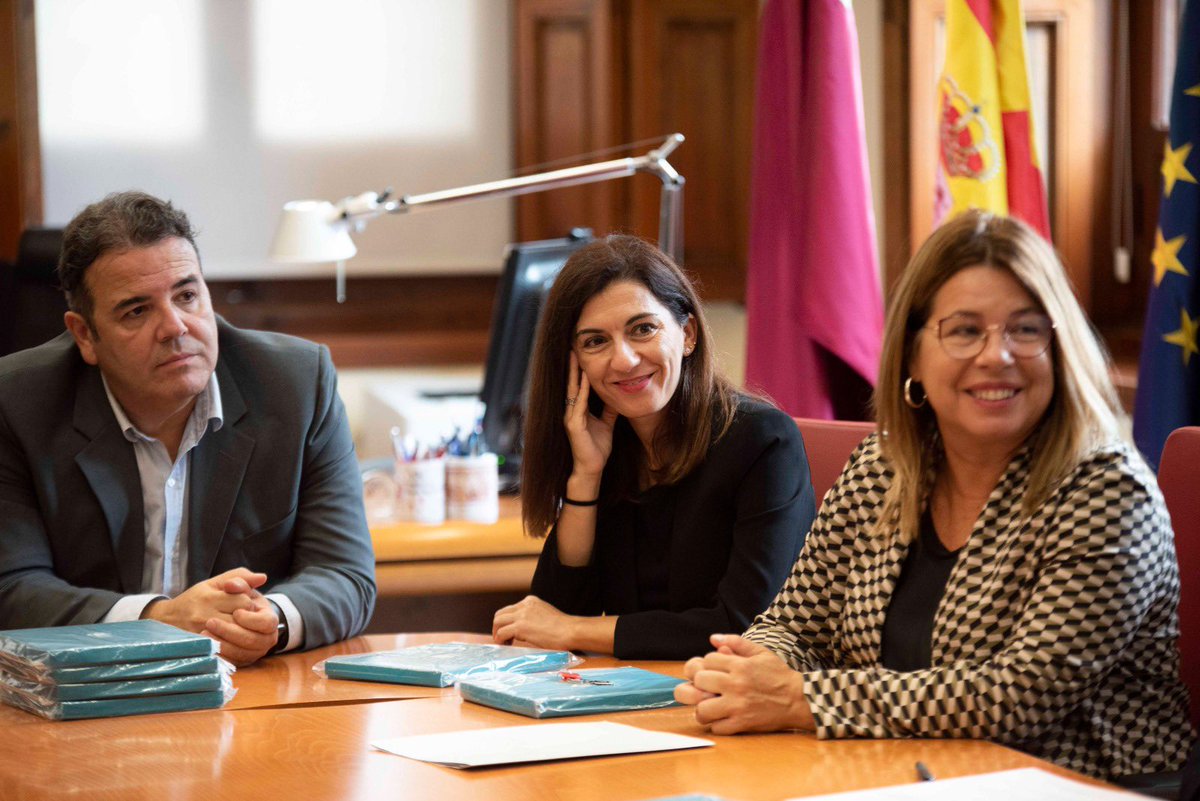 JoseLujanAlcarz's tweet photo. Renovación de convenio de colaboración con @Cajamar para que nuestros alumnos y alumnas de la @UMU puedan seguir disfrutando de las oportunidades y actividades que organizan junto con @coieum aumentando su conocimiento del mundo laboral y sus posibilidades profesionales. https://t.co/PLr1aczg64