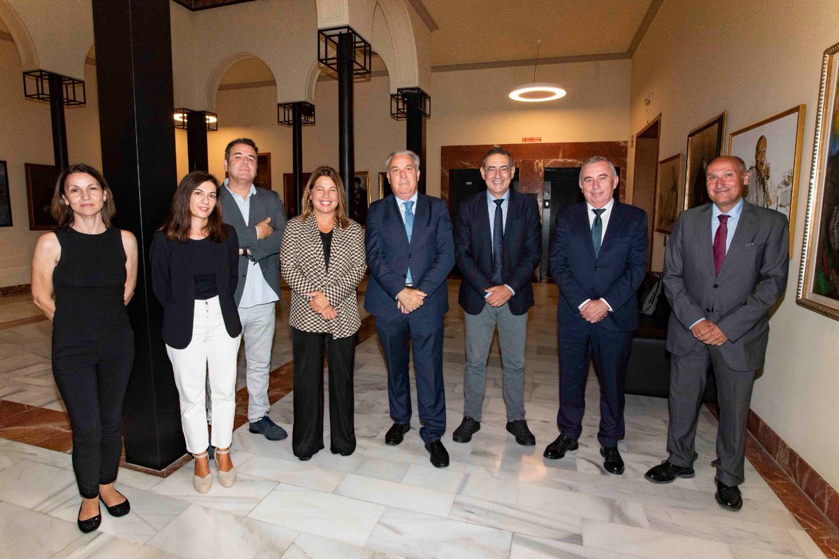 JoseLujanAlcarz's tweet photo. Renovación de convenio de colaboración con @Cajamar para que nuestros alumnos y alumnas de la @UMU puedan seguir disfrutando de las oportunidades y actividades que organizan junto con @coieum aumentando su conocimiento del mundo laboral y sus posibilidades profesionales. https://t.co/PLr1aczg64