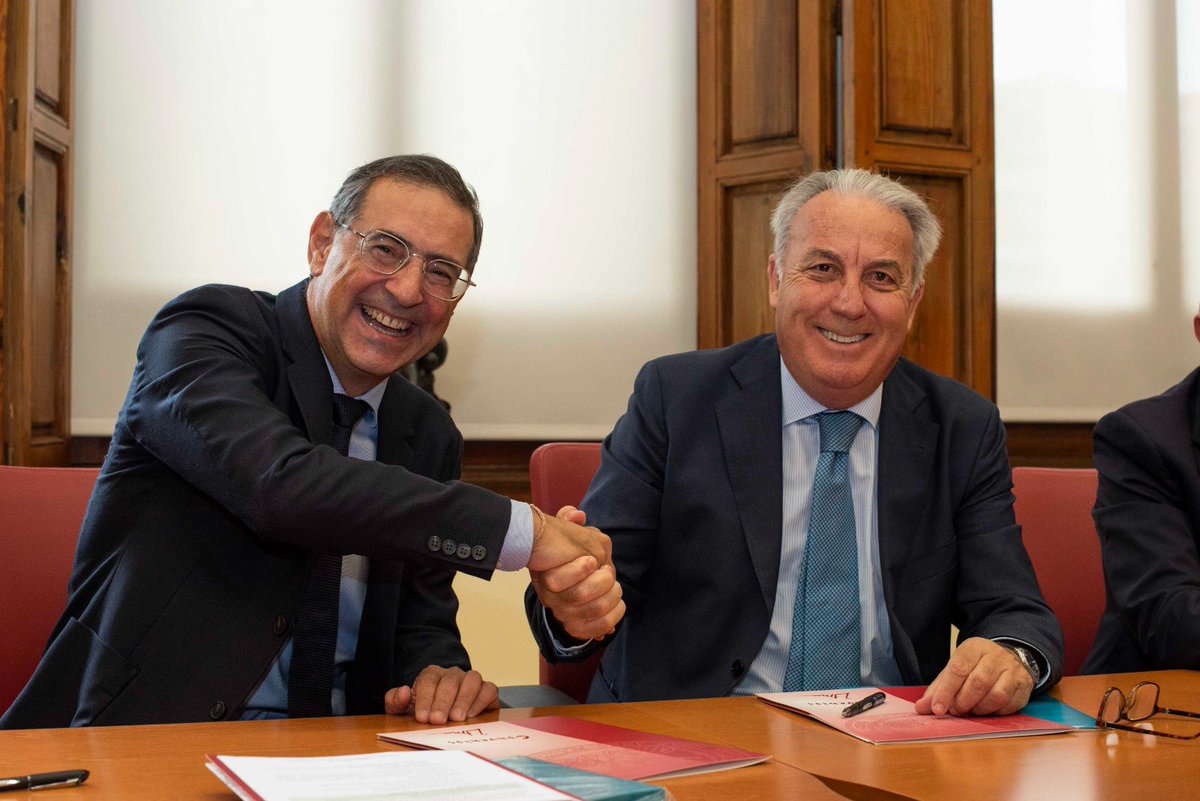JoseLujanAlcarz's tweet photo. Renovación de convenio de colaboración con @Cajamar para que nuestros alumnos y alumnas de la @UMU puedan seguir disfrutando de las oportunidades y actividades que organizan junto con @coieum aumentando su conocimiento del mundo laboral y sus posibilidades profesionales. https://t.co/PLr1aczg64