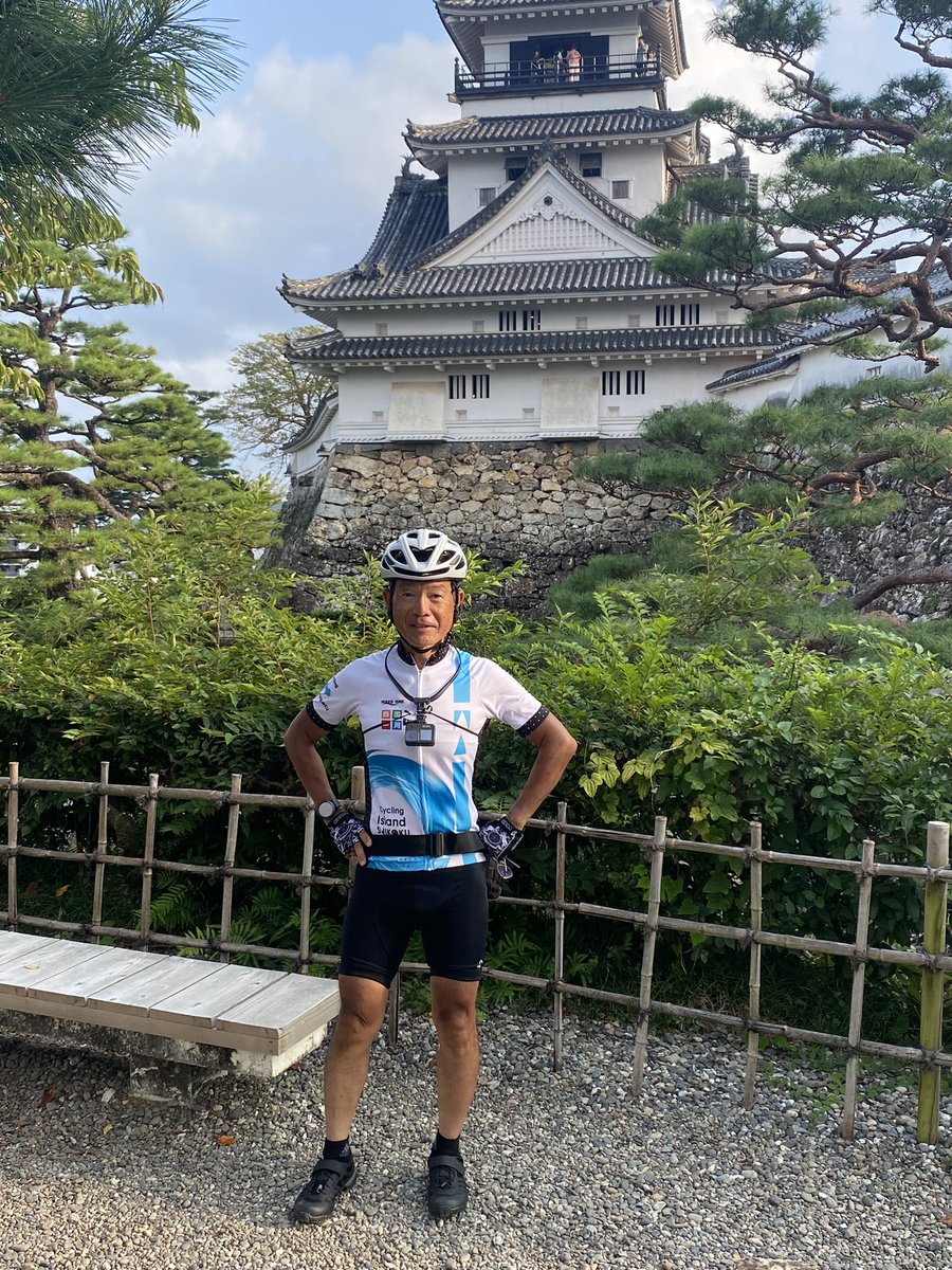 chariderMOCCHAN's tweet photo. 高知駅にいます — 還暦記念四国一周チャレンジ、ついに完結！3回分割、計10日、1,170kmを走破。いやー、お尻が痛いー！
最終日にご褒美として泊まった星羅四万十というホテルは、リーズ��ブルで最高のおもてなしでした。最後高知城で締めました。
#四国一周サイクリング https://t.co/wwySJa8q72