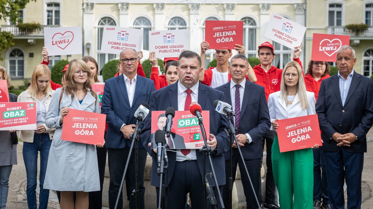 __Lewica's tweet photo. – Na przełomie kwietnia i maja trafiła do Sejmu tak po  cichu ustawa przygotowana przez @pisorgpl, która dzieliła uzdrowiska na lepsze i gorsze. Ci, którzy mieli gorszy standard, mieli zostać wykluczeni zupełnie z systemu – @ObazRobert2 w #JeleniaGóra #SerceMamPoLewej https://t.co/ZepXhAt8jZ