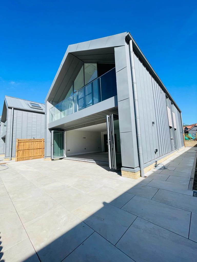 Our team is making great progress on this #residential project in #Westerham for Epicho Homes. The new gated #development will comprise nine luxury properties with private gardens and parking spaces.

Find out more: ow.ly/jJup50PHQt2

#newhomes #familyhomes