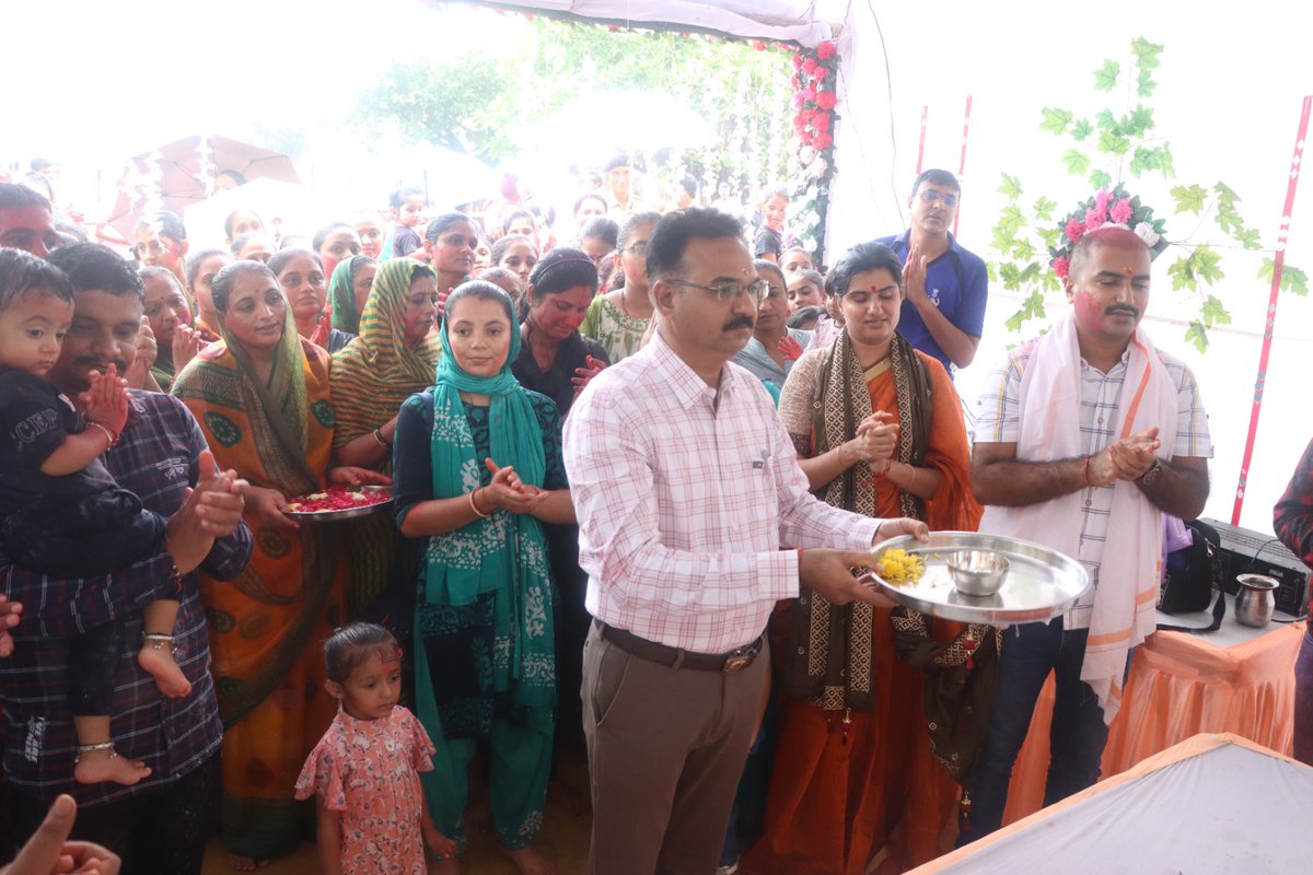 SP_Porbandar's tweet photo. પોલીસ હેડ ક્વાર્ટર ખાતે ગણેશ ચતુર્થીની ભાવપૂર્ણ ઉજવણી કરવામાં આવી. આપ સૌને ગણેશ ચતુર્થીની હાર્દિક શુભકામનાઓ.
#HappyGaneshChaturthi 
#porbandarpolice
#porandar
@sanghaviharsh 
@GujaratPolice 
@IGP_JND_Range 
@dgpgujarat https://t.co/LM9RbFflEe
