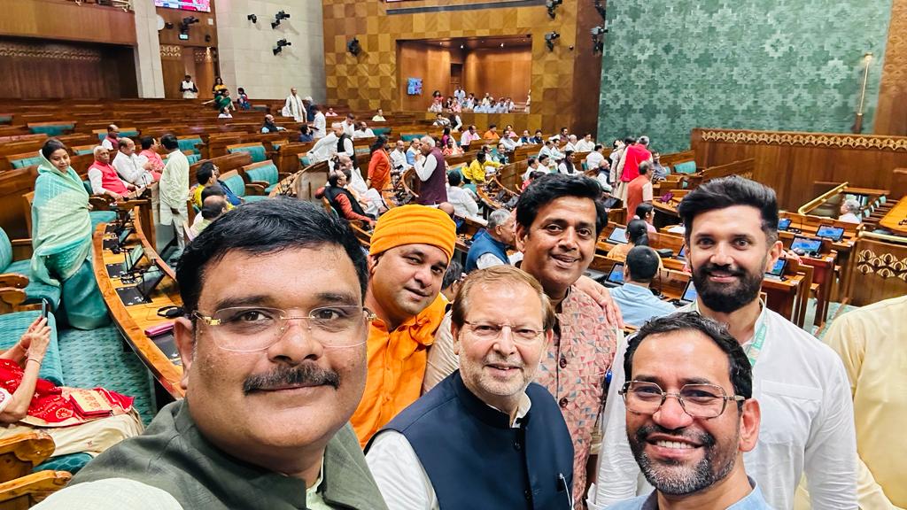 iChiragPaswan's tweet photo. संविधान सदन से भारत की नई संसद की ओर...

#NewParliamentBuilding https://t.co/ct6JJTRULJ