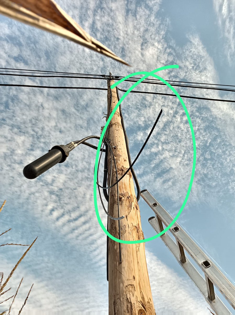 fibergynet's tweet photo. @JallNein Esta noche, de madrugada, nos han cortado (intencionalmente) a tijera uno de los cables troncales que une dos de las localidades de Vegas, además de transportar las interconexiones con nuestro data center.

Los técnicos están trabajando en campo para resolver la avería. https://t.co/Jc2tLTT0aP