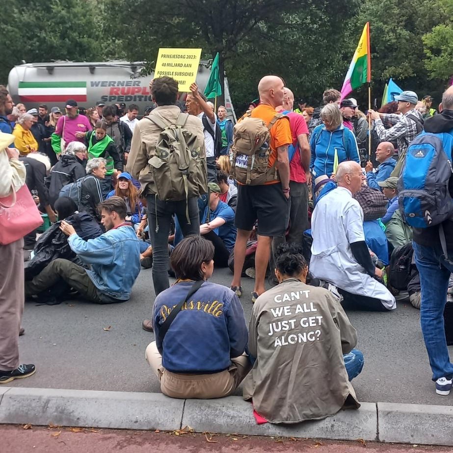 A12-blokkade dag 11. Wij blijven doorgaan tot de regering stopt met jaarlijks 39,7 tot 46,4 miljard euro fossiele subsidies. Iedere dag 12:00 uur #A12 

#StopFossieleSubsidies #Klimaatrechtvaardigheid