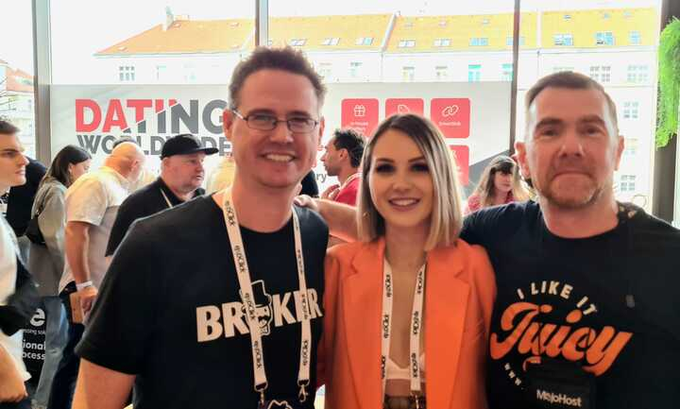 We are thrilled to be at @TheEuroSummit! Come say hi 🧡  Lounge G26 SpeedPresentations (Vienna Room) today<a class="tags" target="_blank" title="On Twitter" href="/?out=eyJ0eXAiOiJKV1QiLCJhbGciOiJIUzUxMiJ9.eyJpYXQiOjE3MjY0ODE0MTQsImlzcyI6InR3cG9ybnN0YXJzLmNvbSIsIm5iZiI6MTcyNjQ4MTQxNCwiZXhwIjoxNzU4MDE3NDE0LCJyZWRpcmVjdF91cmwiOiJodHRwczovL3R3aXR0ZXIuY29tL1RoZUV1cm9TdW1taXQifQ.EntI0MblbzvvlmZ_r42Pxrpi8zA194UXza5PE2DUwhN5FXBFhkvPMtg_OSwCmsnvPkCZYDFkUt6Je7B0Z5aQrA">@TheEuroSummit</a><a href="/tag/keepitjuicy"class="tags"><span>#keepitjuicy</span></a>