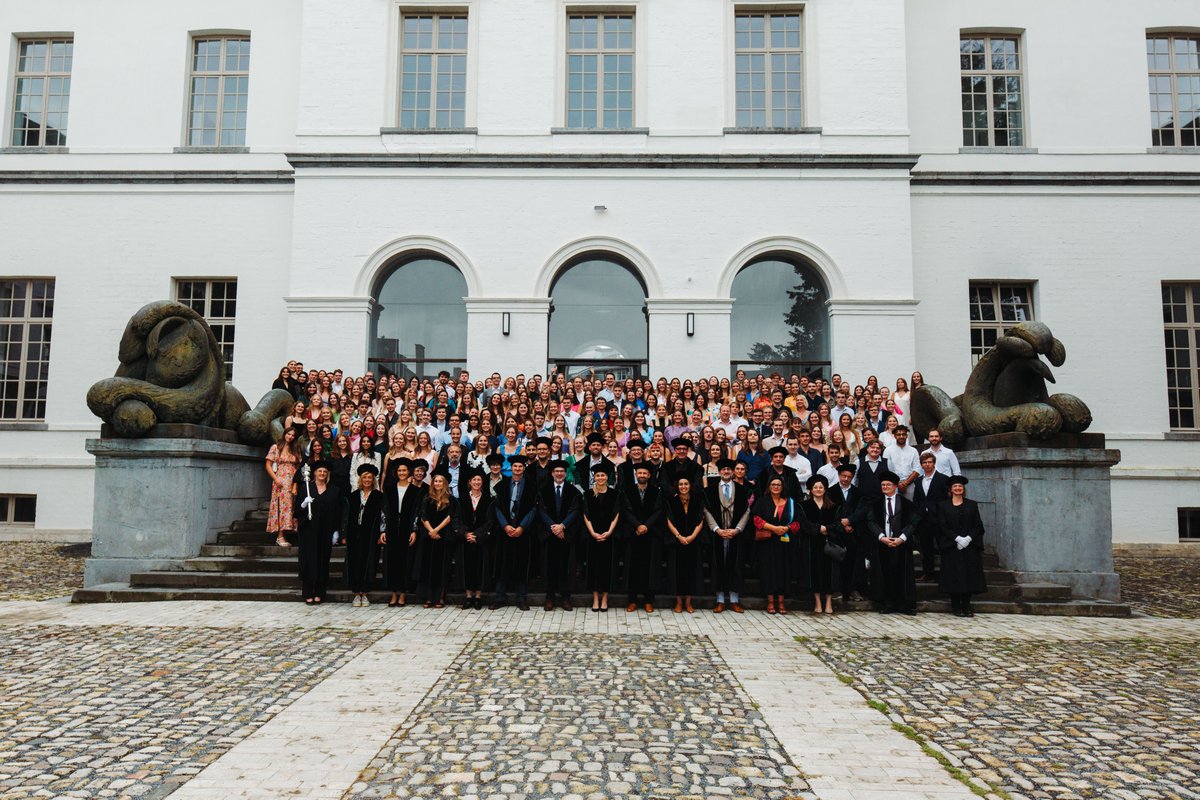 FSW_KULEUVEN's tweet photo. Proficiat aan alle afgestudeerden van 2023. Bedankt om er zaterdag bij te zijn om samen dit bijzondere moment te vieren. 🎓🎉
 
Meer foto's ➡ https://t.co/EeRkJne2Ym https://t.co/7g0rChdVHq