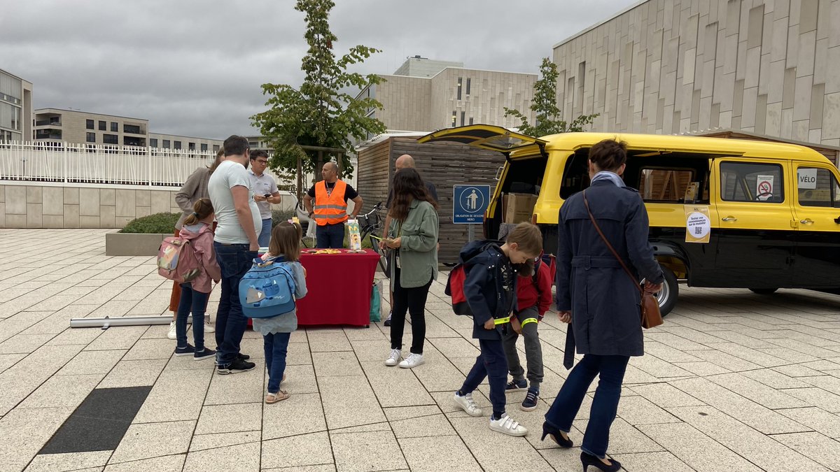 Dans le cadre de la #mobilityweek, nous avons pris part à l'initiative du @lycee_vauban pour sensibiliser sur les modes de transports doux. Mise en place d'une station mobile de réparation de vélos 🔧, présentation de la maison du cycliste et de la carte bike assistance🚲