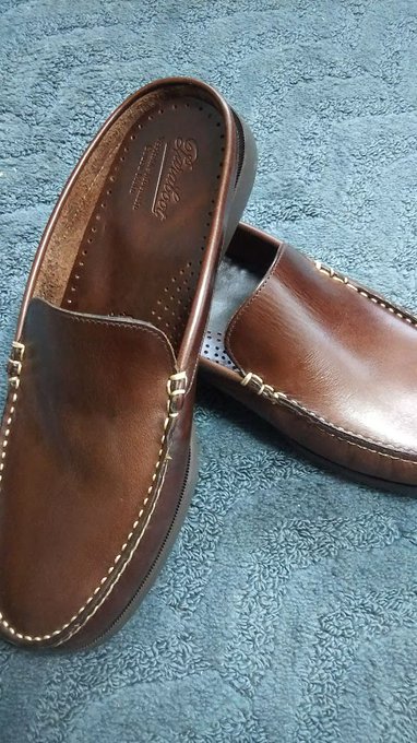 ParabootのBasma、ヒールレスのデッキシューズなんだけど
これ買ってまじでよかったな
便所サンダル(例え悪)なみに気軽にツッカケられるのに
だらしなく見えないし短パンにもよく似合う

ローファーも買ったけどそっちはほとんど履いてなくって、外出するときはこのbasmaばっかり。 