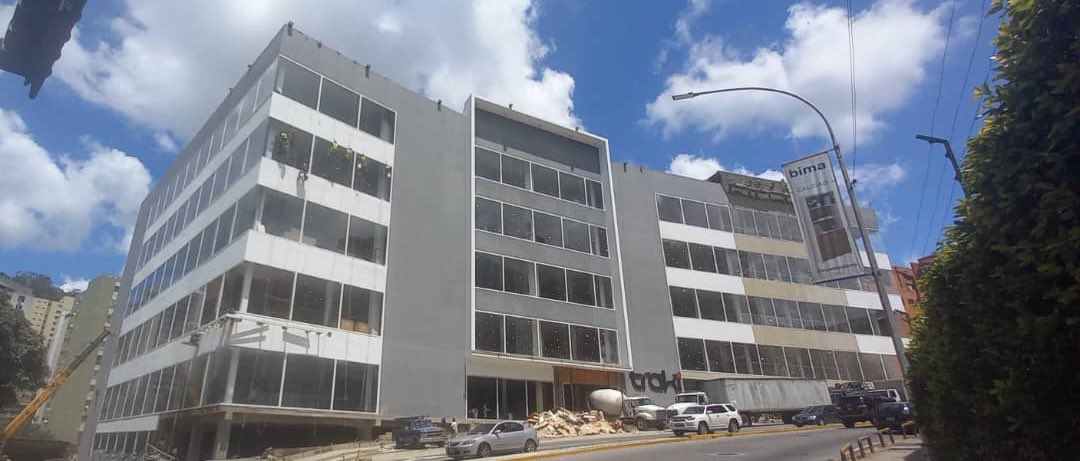 DLaraF's tweet photo. Por lo que veo, es más fácil construir un “Mega Traki” por municipio que un hospital por estado. 

Es el sistema chavista. https://t.co/7CLi7BZ4yP