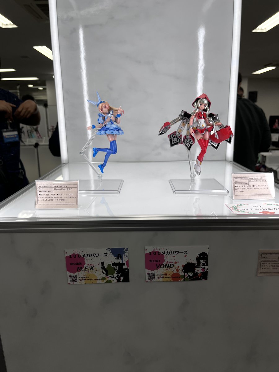 marchinmarchin's tweet photo. #なごフェス2023 
最近展示の仕方を模索してて会場で感動した展示作品を3か所ほどご紹介
100メガパワーズ(@mekmk1 )のお二人(？)は電飾仕込みの展示台を持ち込まれてて、会場では一番の目立ち度でした
照明のせいか写真撮ると若干暗さを感じる会場でしたがこちらは文句なしに作品を輝かせてましたね https://t.co/uxb3nGAvHa