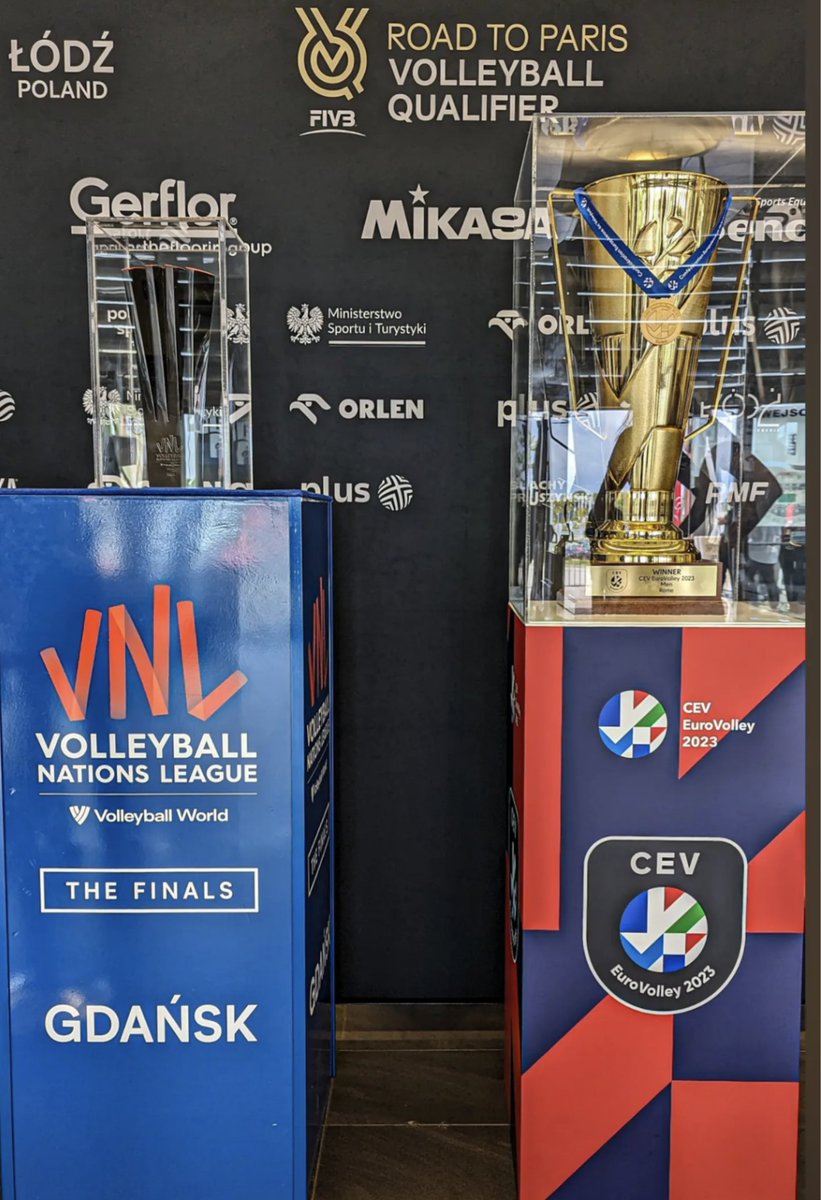 🏆 Puchary za zwycięstwa w #VNL2023 oraz #EuroVolley2023 już są w łódzkiej Atlas Arenie - znajdziecie je przy wejściu numer 1!