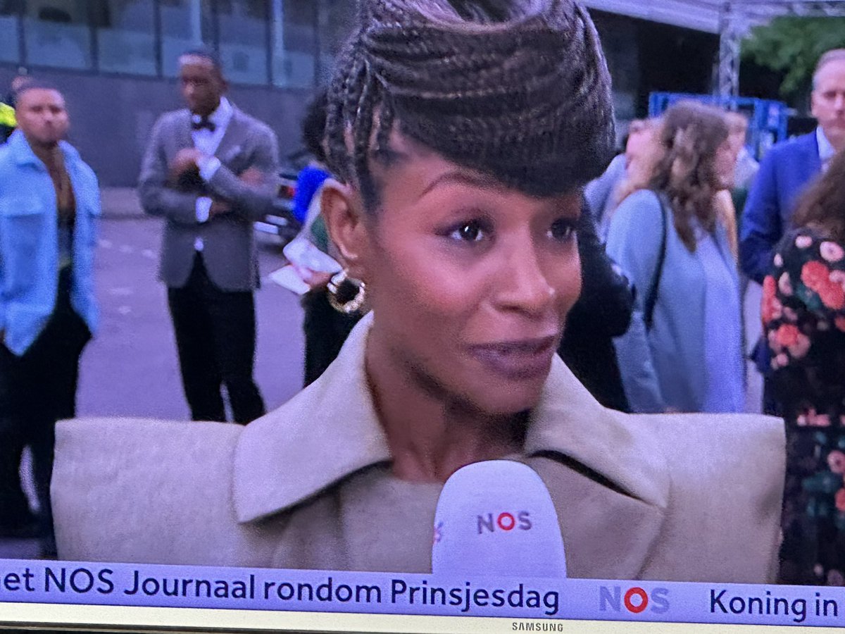 Staat pietje met gouden oorringen! Dat mag toch niet? #sinterklaasdiscussie #zwartepiet #BLM