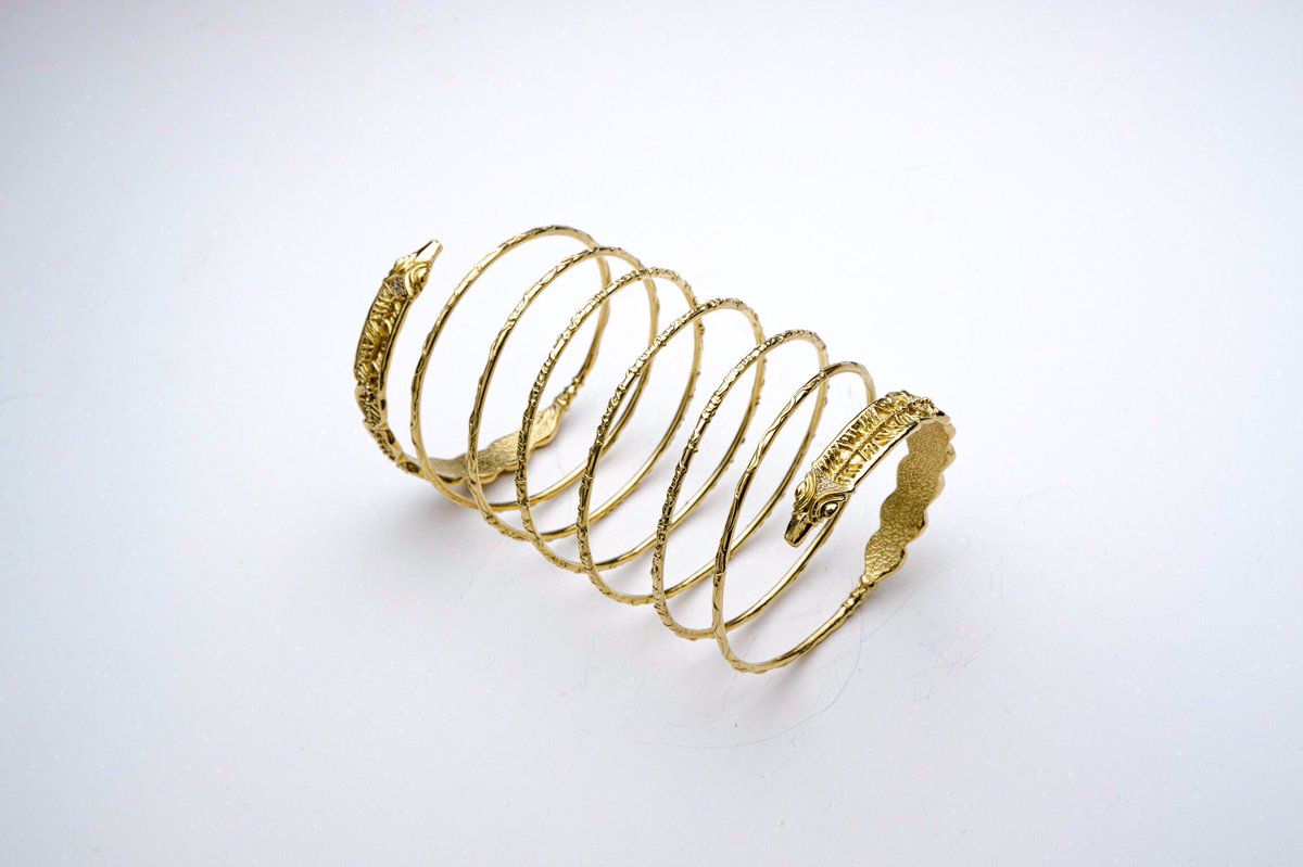 Getica - Dacian prayer

#brataradacica #thracian #auruldacilor #tezaur #eminescu #rugaciuneaunuidac #rugăciuneaunuidac👌 #minisculptura #minisculpture #18kgold #diamonds #vvs #kristiandimofte #kadys #k #artist #jewelry #ancient #oneofakind #oneofakindjewelry #zeus #zalmoxis