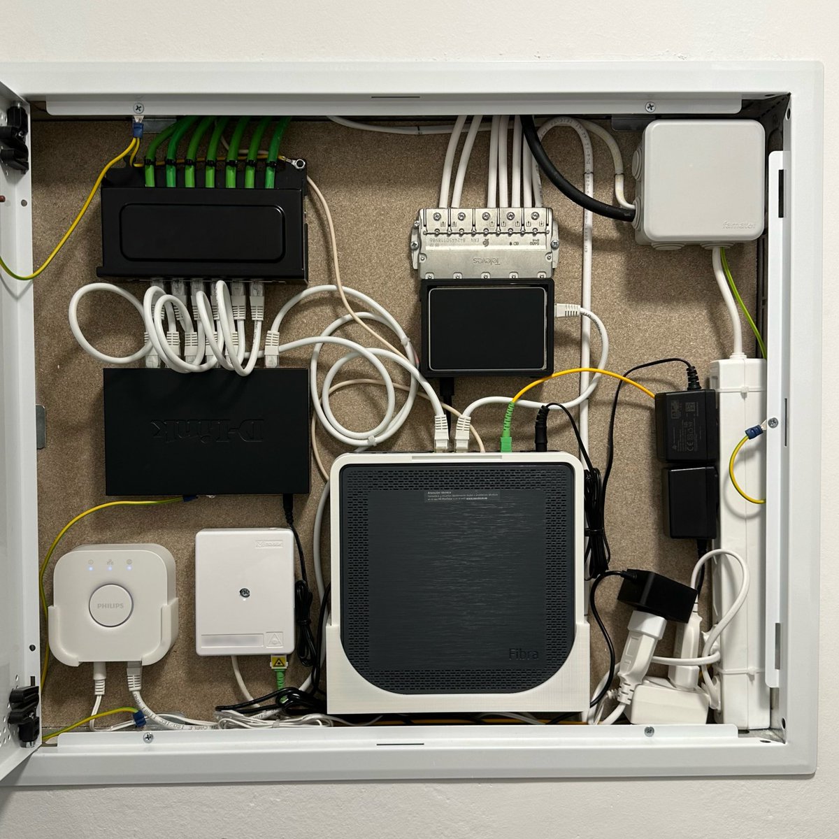 danielotech's tweet photo. Ya tengo mi #RaspberryPi funcionando como #VPN con #WireGuard.
Para que sirve? Por ejemplo para compartir #Netflix sin pagar extras, usar Apps de streaming que bloquean contenido cuando estas fuera de casa (Movistar+) o filtrar publicidad intrusiva en internet. Hago vídeo? https://t.co/Ia8K0i0d0P