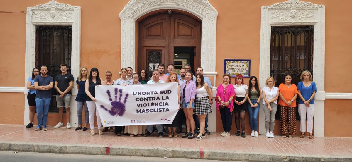 MancoHortaSud's tweet photo. ⚫ La Mancomunitat de l’Horta Sud se suma a la convocatòria de la FMVP i guarda un minut de silenci pels assassinats masclistes produïts a Oriola i Castelló de la Plana. https://t.co/hFq90HaQIX