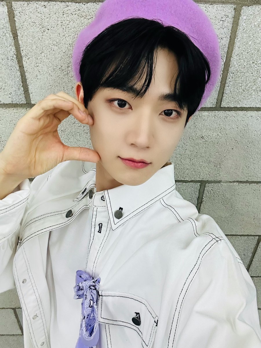 TPST__official's tweet image. [📸TEMPIC]

23.09.19 #더쇼

요즘 영어 어플이 유행이래요🤔
다들.. 영어로 쏼라쏼라🙄
그래서 저도 그냥 외치는 척 말했죠. 

“Hey Seop, you are so perfect”

#TEMPEST #템페스트 
#한빈 #형섭 #혁 #은찬
#LEW #화랑 #태래