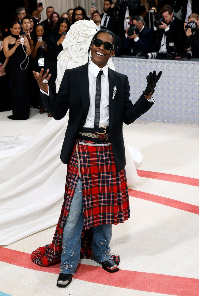 SensMagRw's tweet photo. CELEBS - A$AP Rocky: Transforming beauty, breaking barriers, and chasing happiness as a dad. Embracing inclusivity, film passion, and a hot new album on the horizon. 🔥✨

Check out https://t.co/ef8AxqXf95

#asaprocky #BeautyEvolution #Inclusivity https://t.co/1MMz4yfzea
