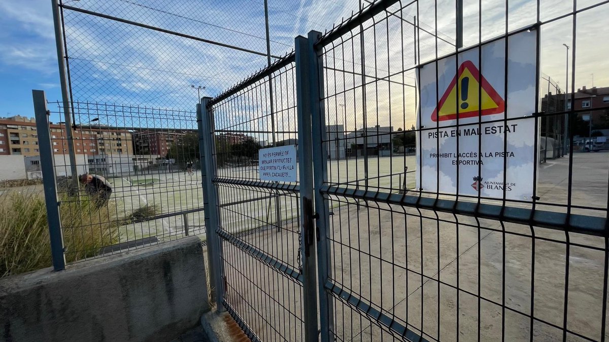 Blanes_cat's tweet image. Notícia: @Blanes_cat repara per urgència una pista exterior polivalent que significava un risc greu per a esportistes i escolars A principis d’estiu es va clausurar l’accés i es va impedir el seu ús per la perillositat que suposava

blanes.cat/docweb/2023-09…