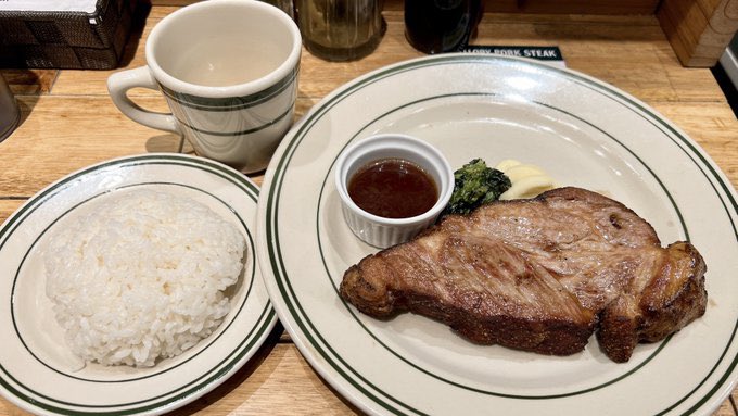 ore_meshi29's tweet photo. 何度でも言いたいけど、ジブリみたいなデカ盛り肉ならここ。ステーキ200gが驚きの990円、450gが1,790円はコスパ最強…！東京3店舗、神奈川3店舗、難波に1店舗。食欲の秋は肉を食え。 https://t.co/iGNJFkM5Uu
