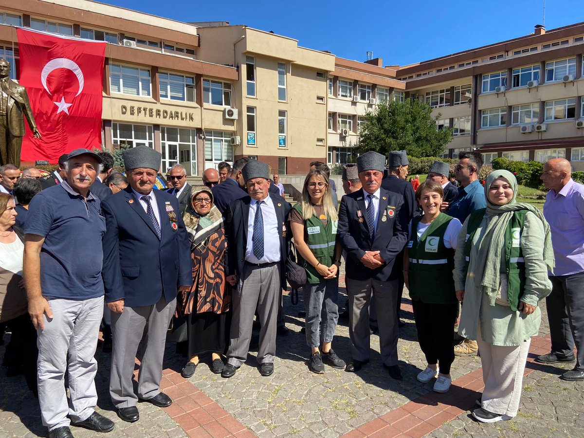 yesilay_sinop's tweet photo. 🇹🇷 Sinop valiliğimizin düzenlediği 19 Eylül gaziler günü anma programına kadın komisyonu üyelerimiz ile katılım sağladık. 
@1920yesilay @ozcan8157 #sinop #yeşilay https://t.co/cpA275JfPz