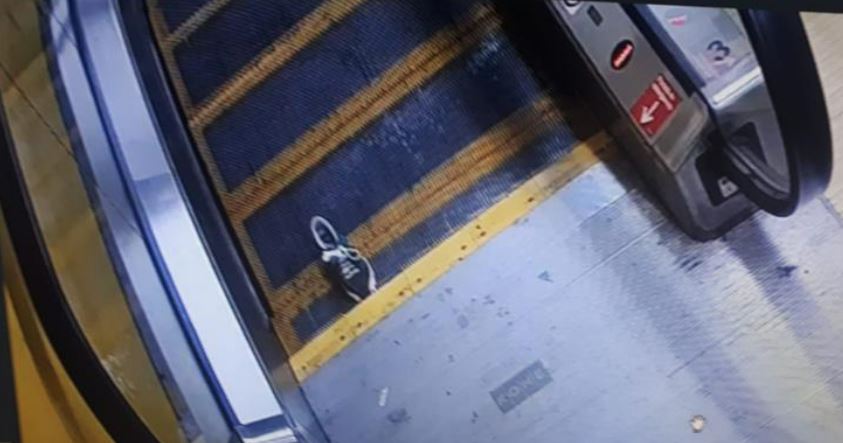 ⚠ ¡Cuidado! Ha vuelto a pasar, esta vez en Pueblo Nuevo. Así ha quedado esta zapatilla atrapada en la escalera mecánica. Por suerte, no hubo daños personales.
🙏 Por favor, extrema la precaución. 
#ViajaSeguro