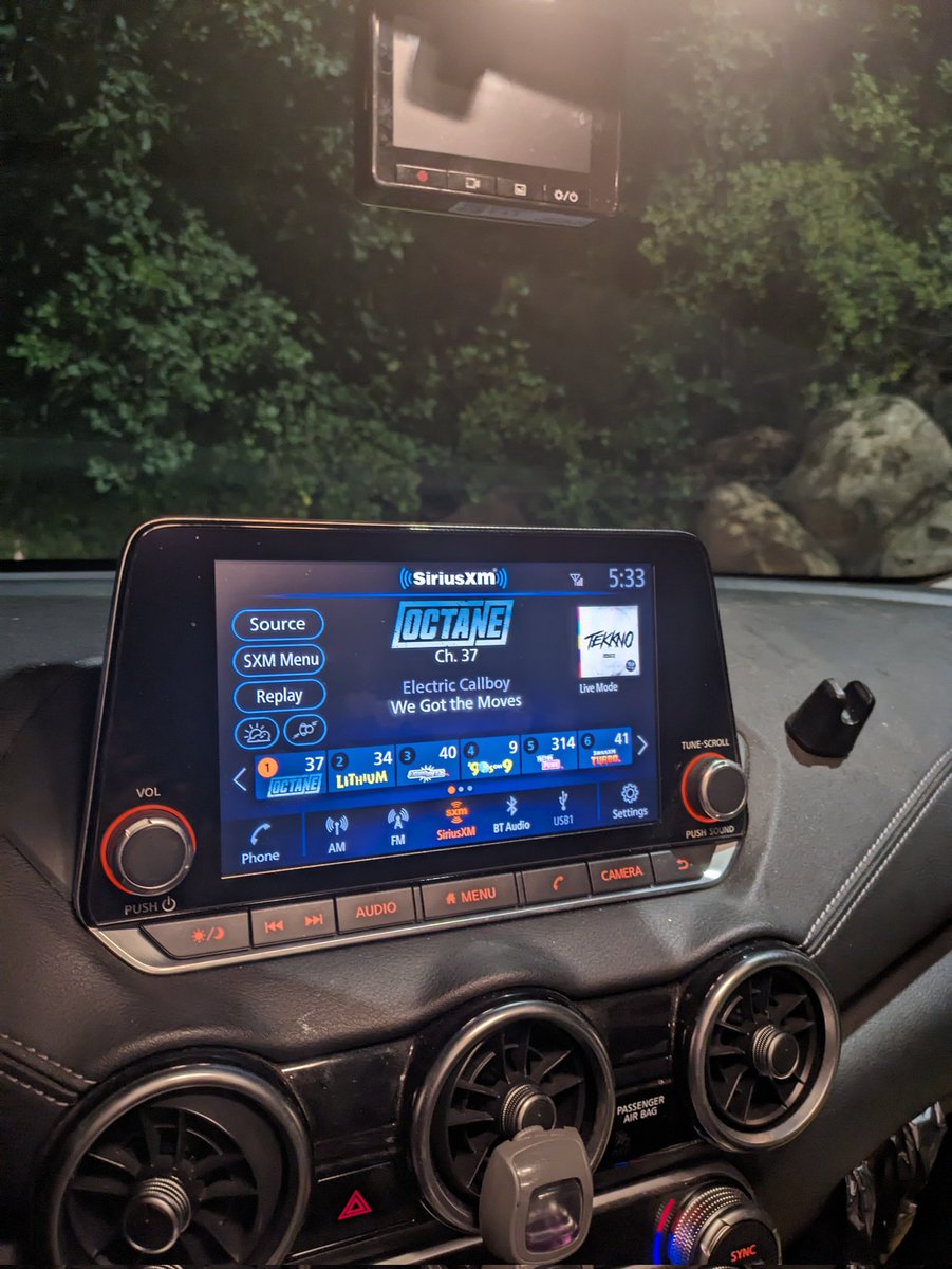 Perfect song to start my morning #WeGotTheMoves <a href="/ElectricCallboy/">Electric Callboy</a>