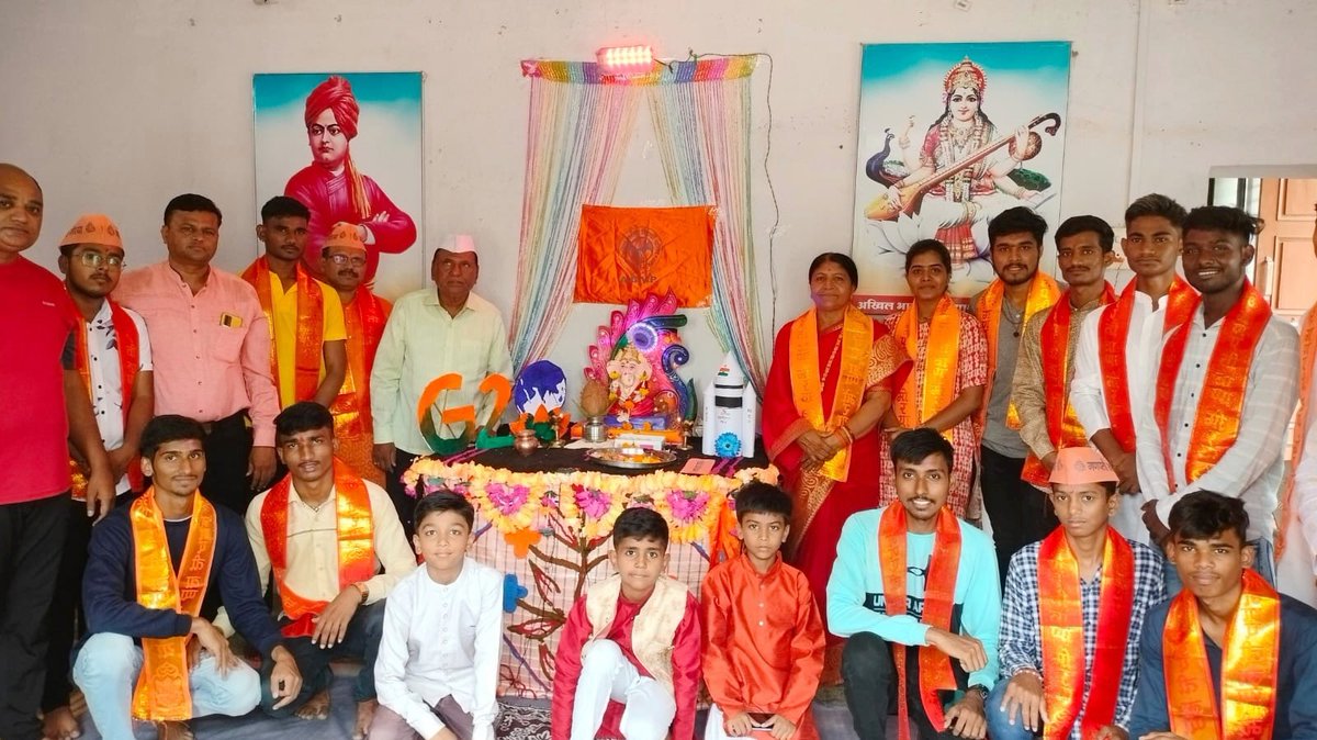 abvp_dhule's tweet photo. अखिल भारतीय विद्यार्थी परिषद, धुळे जिल्हा कार्यालयात ढोल ताशाच्या गजरात मोठ्या उत्साहात गणरायाचे आगमन झाले.धुळे महानगराच्या प्रथम नागरिक प्रतिभाताई चौधरी यांच्या हस्ते गणरायाची प्राणप्रतिष्ठा करून आरती करण्यात आली... https://t.co/TMa6FhIzDs