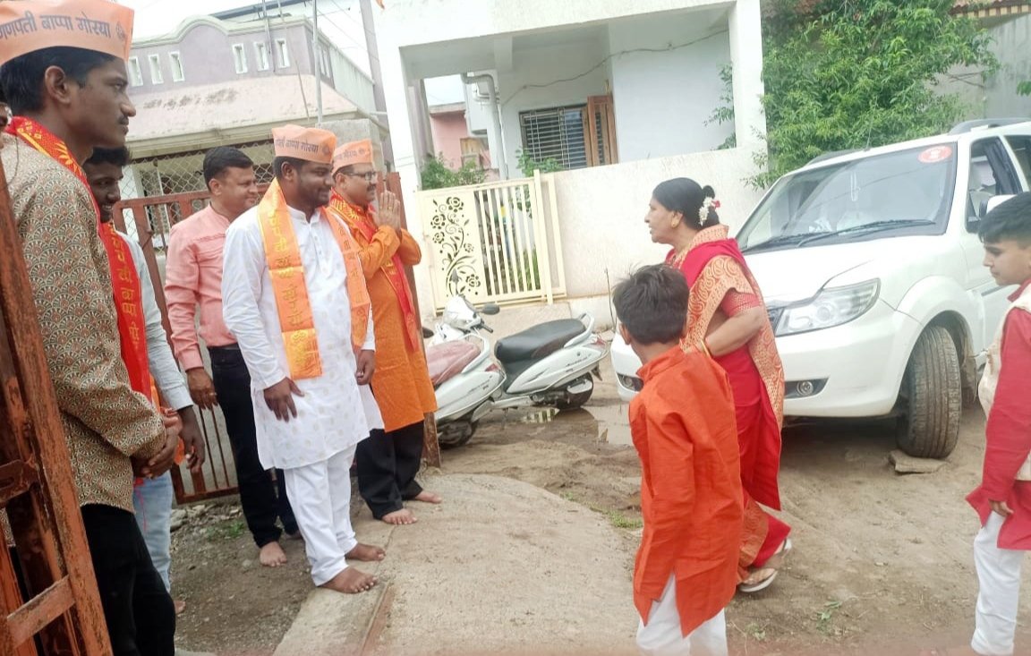 abvp_dhule's tweet photo. अखिल भारतीय विद्यार्थी परिषद, धुळे जिल्हा कार्यालयात ढोल ताशाच्या गजरात मोठ्या उत्साहात गणरायाचे आगमन झाले.धुळे महानगराच्या प्रथम नागरिक प्रतिभाताई चौधरी यांच्या हस्ते गणरायाची प्राणप्रतिष्ठा करून आरती करण्यात आली... https://t.co/TMa6FhIzDs
