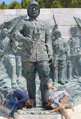 Ayakkabı cilası pahalı diye tükürükle parlatıyorlar galiba...