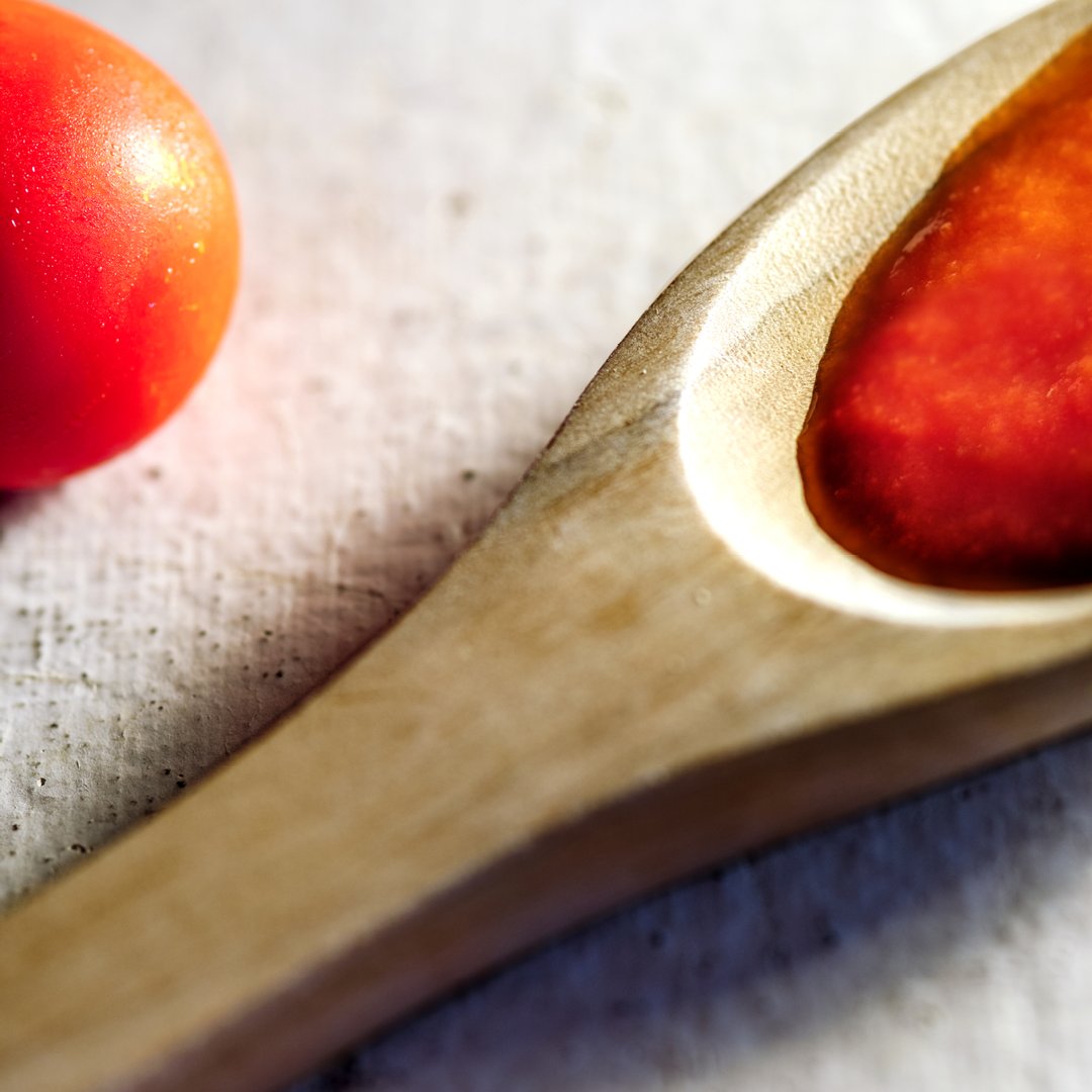 La gustosa linea rossa: cosa sarebbe la dieta mediterranea (e la pasta!) senza la passata, i pomodorini o i pelati? Meglio se lavorati artigianalmente, con pomodori freschi e maturi al punto giusto, da filiera corta e certificata. Scopri la nostra linea su shop.granoro.it