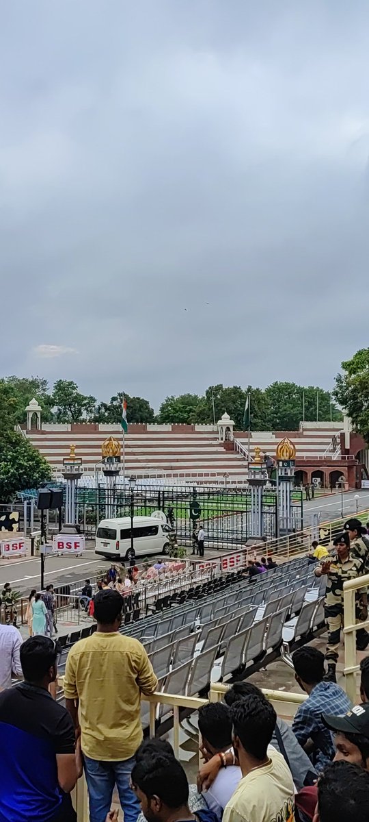 veerainkaul's tweet photo. I am at Attari Border , while i can see almost 10k people at Bharat Side not even a single person on Pakistan Side . What could be motivation of Pakistani soldiers to do parade amid slogans of Bharat Mata ki Jai. Bhartiye are indeed patriotic people.#IndiaPakistanBorder https://t.co/Zpa7pZVaeG
