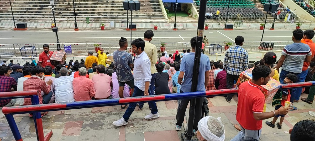 veerainkaul's tweet photo. I am at Attari Border , while i can see almost 10k people at Bharat Side not even a single person on Pakistan Side . What could be motivation of Pakistani soldiers to do parade amid slogans of Bharat Mata ki Jai. Bhartiye are indeed patriotic people.#IndiaPakistanBorder https://t.co/Zpa7pZVaeG