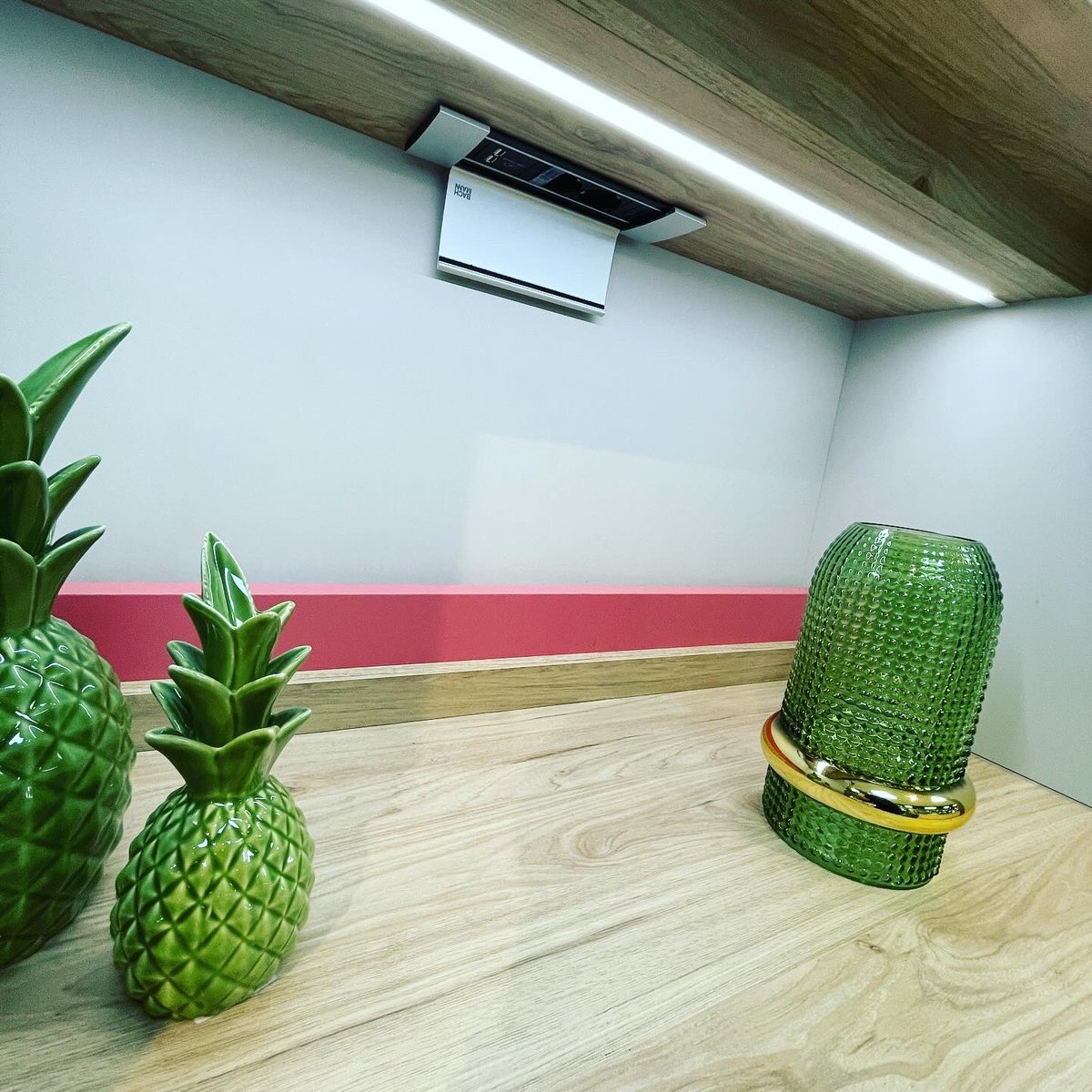 Desayunadores en cocina. Cada vez más de moda, cada vez más accesible, cada vez más práctico. Nosotros ya disponemos de ello en una cocina con puertas escamoteables. Una maravilla de cocina de nuestro proveedor DelaMora.😜 

#cocinasmodernas #DESAYUNADORES #cocinasdecalidad